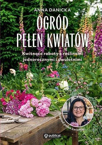 Ogród pełen kwiatów. Kwitnące rabaty z roślinami..